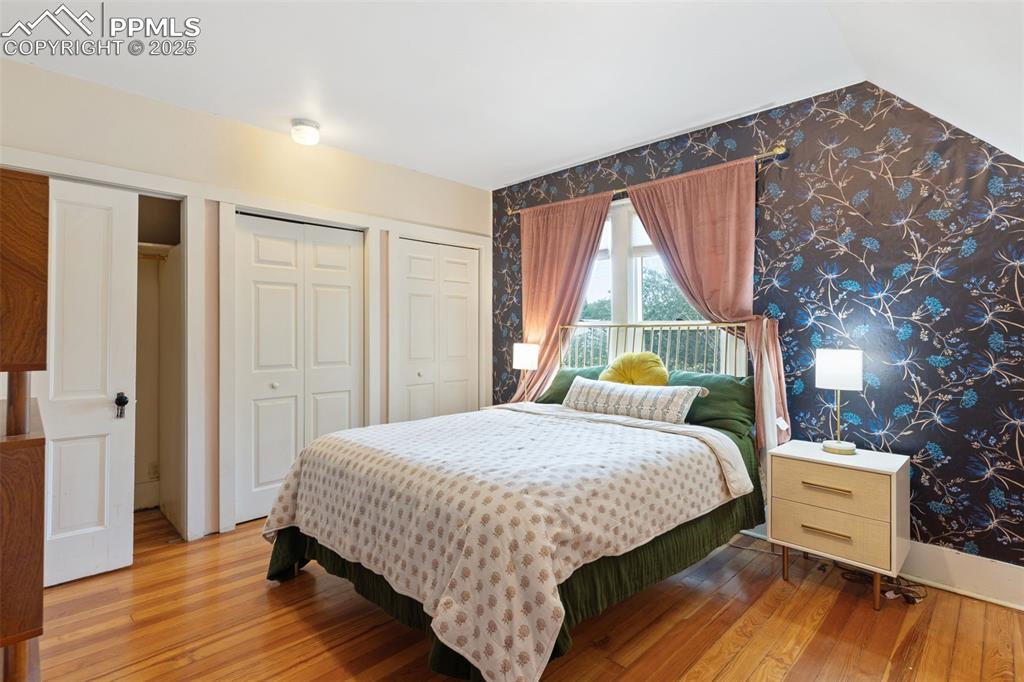 Image 25 of 36: Bedroom