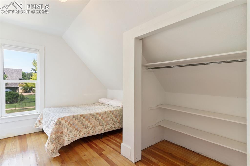 Image 26 of 36: Bedroom