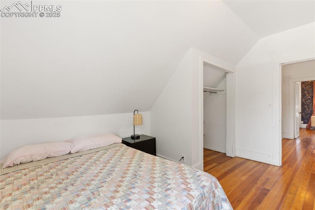 Image 27 of 36: Bedroom