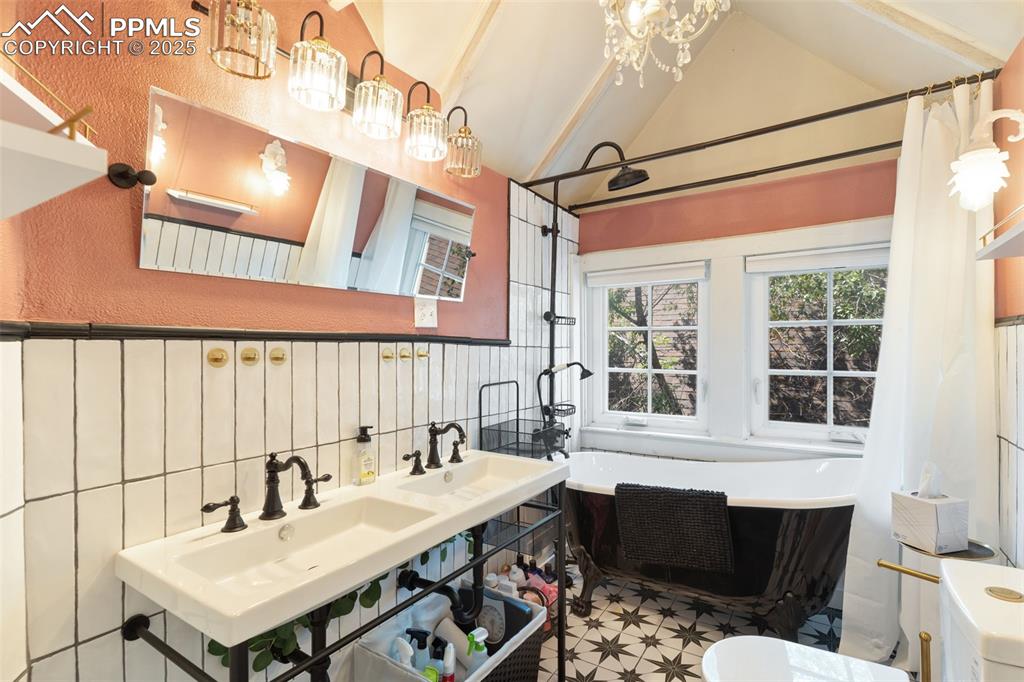 Image 28 of 36: Bathroom