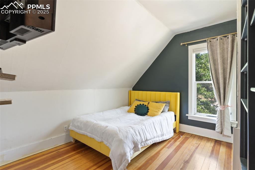 Image 29 of 36: Bedroom