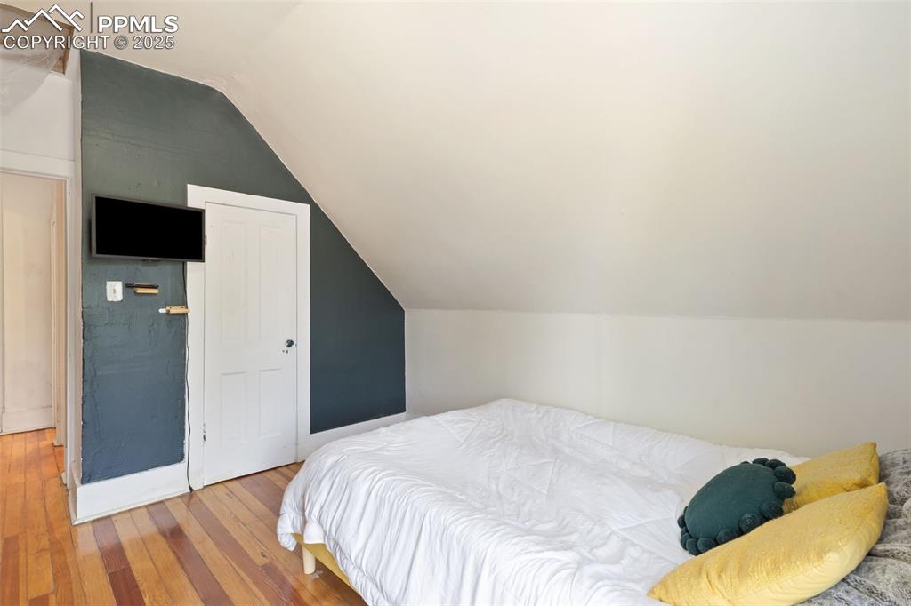 Image 30 of 36: Bedroom