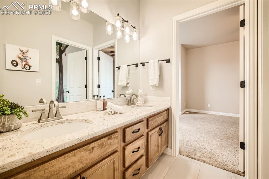 Image 27 of 50: Bathroom