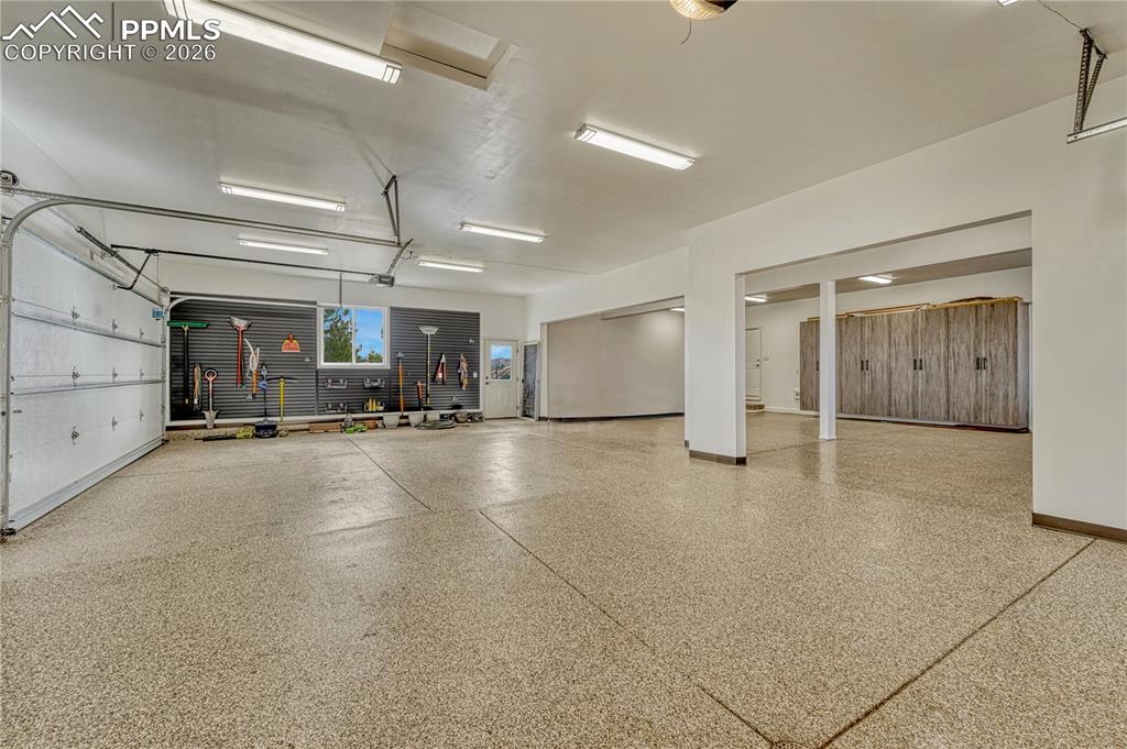 Image 45 of 50: Garage