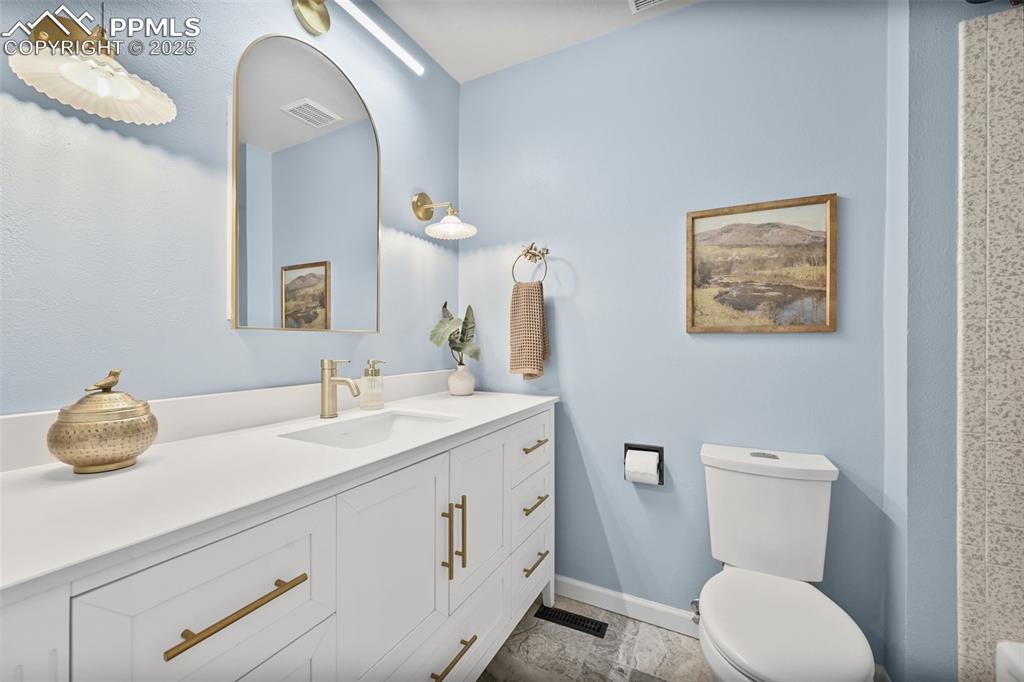 Image 16 of 36: Bathroom