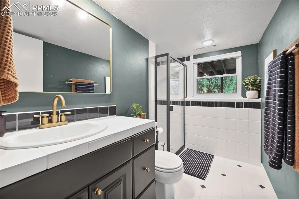 Image 23 of 36: Bathroom