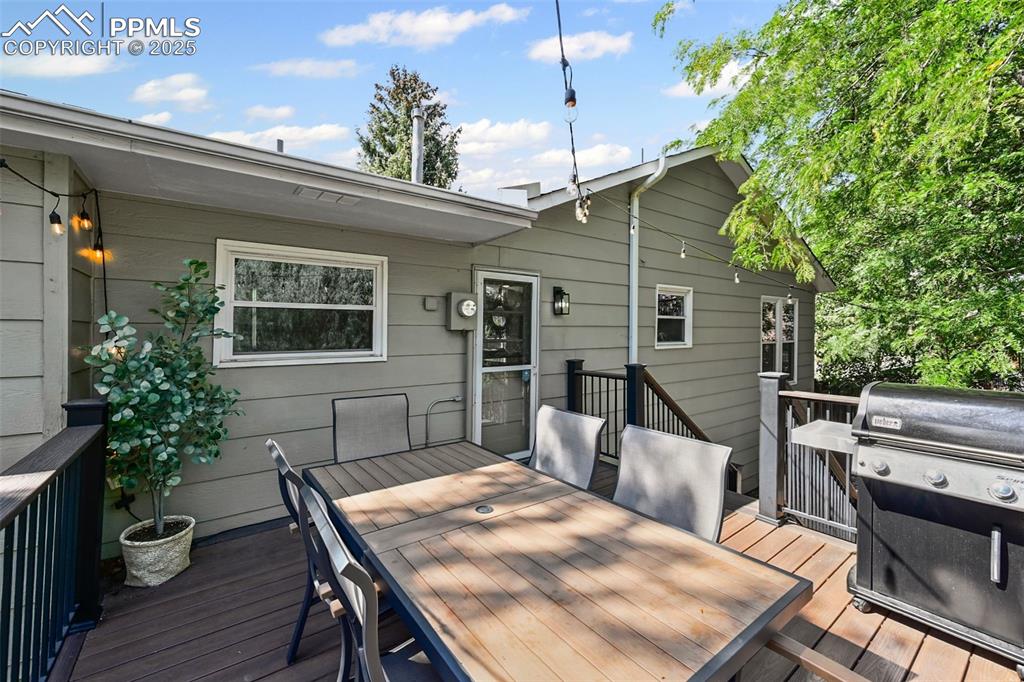 Image 25 of 36: Deck