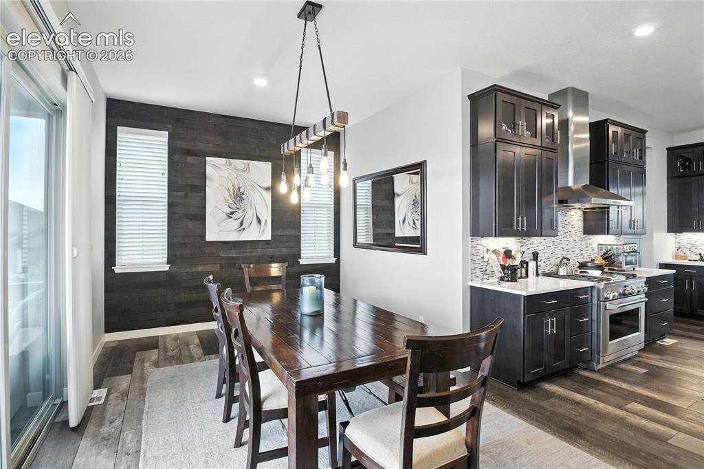Image 16 of 47: Dining Area