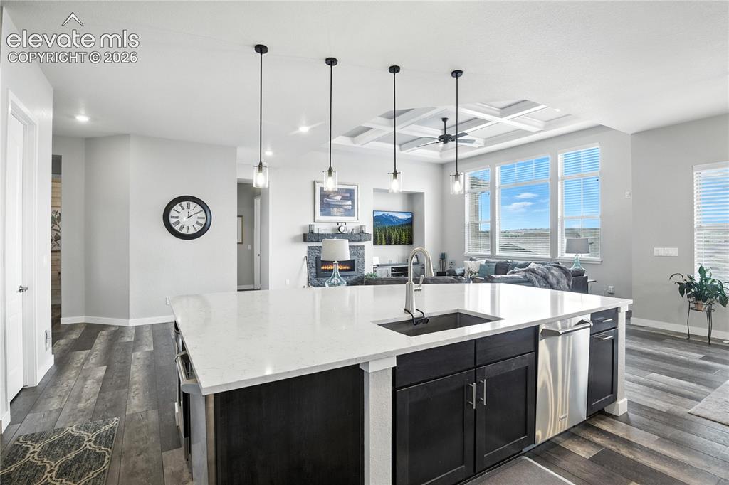Image 18 of 47: Kitchen