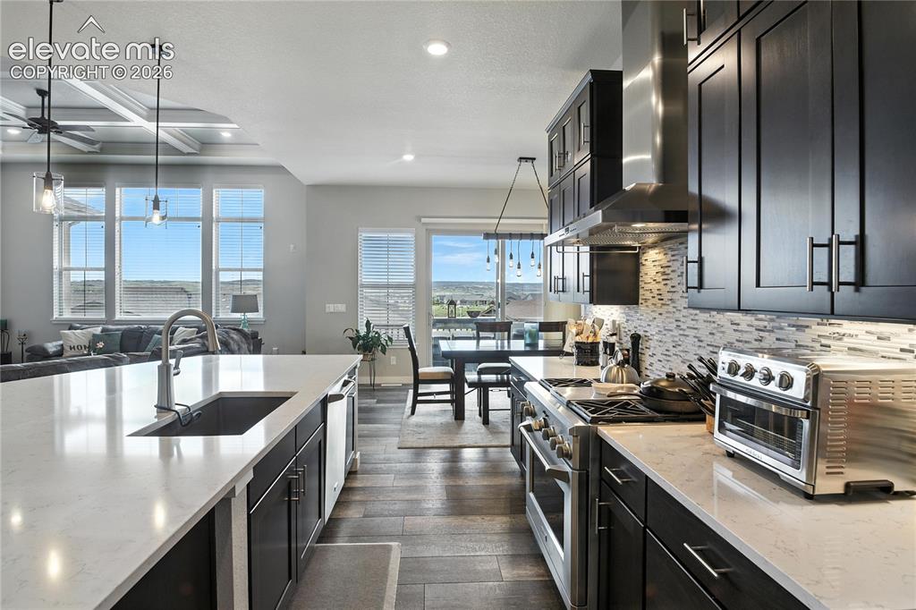Image 19 of 47: Kitchen