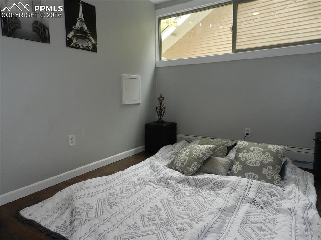 Image 10 of 24: Bedroom