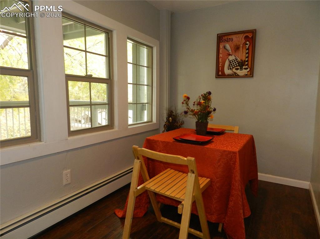 Image 11 of 24: Dining Area