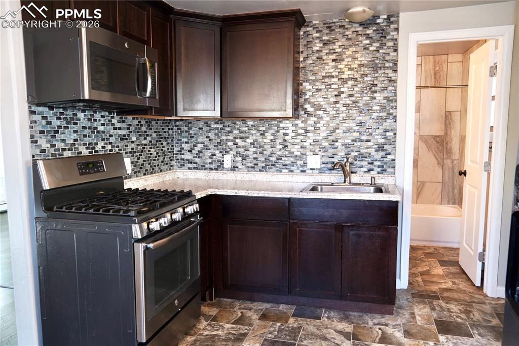 Image 16 of 24: Kitchen