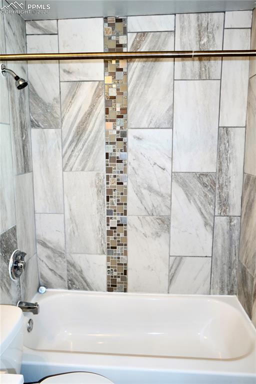 Image 18 of 24: Bathroom