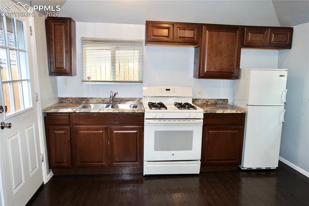 Image 23 of 24: Kitchen