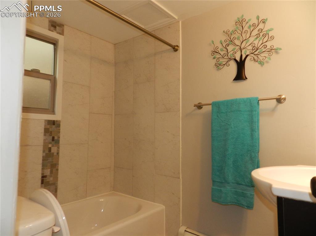 Image 8 of 24: Bathroom