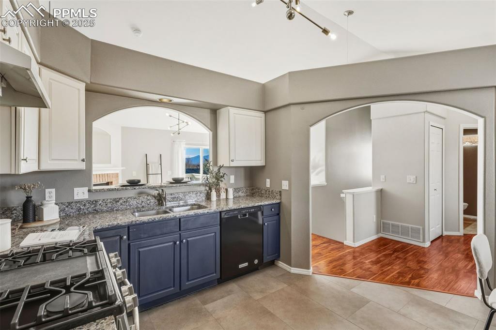 Image 12 of 39: Kitchen