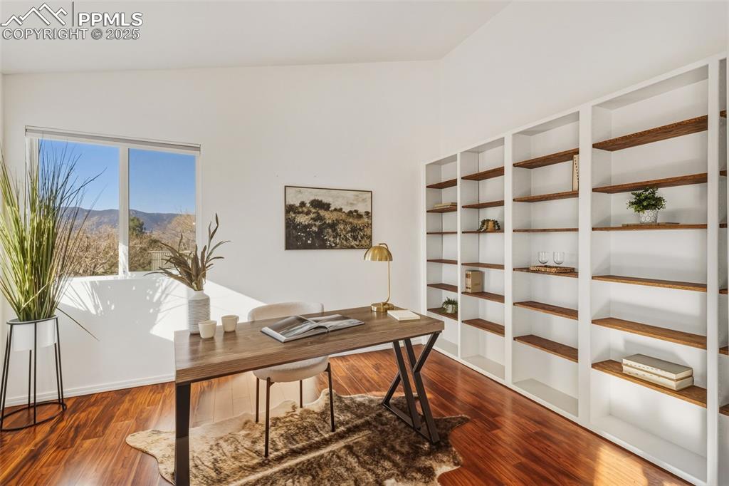 Image 14 of 39: Office