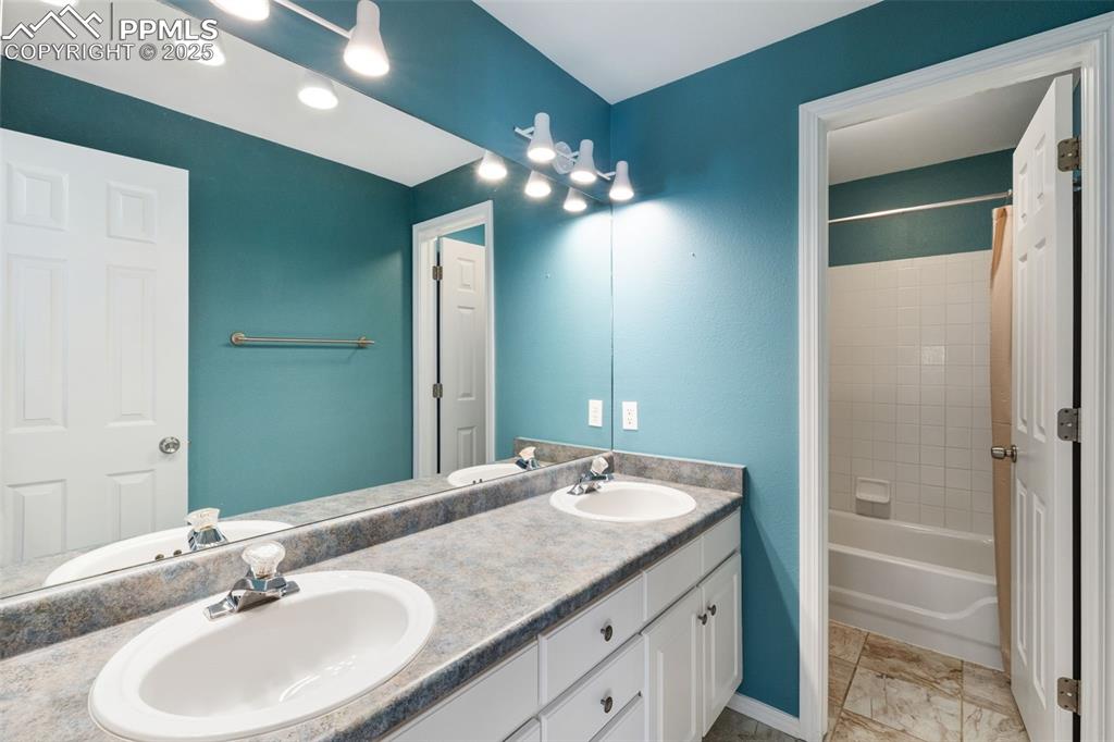 Image 20 of 39: Bathroom