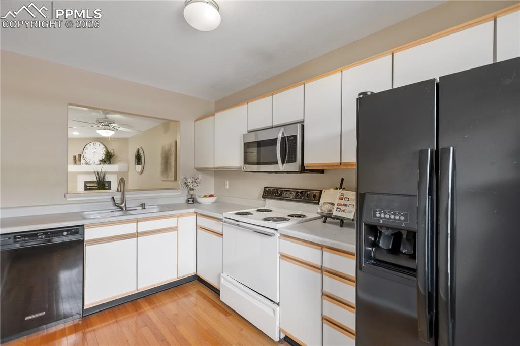 Image 14 of 37: Kitchen