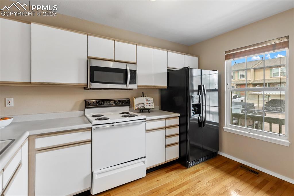 Image 15 of 37: Kitchen