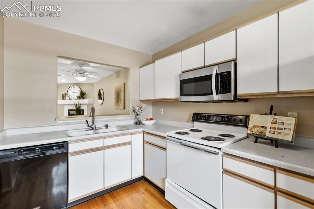 Image 17 of 37: Kitchen