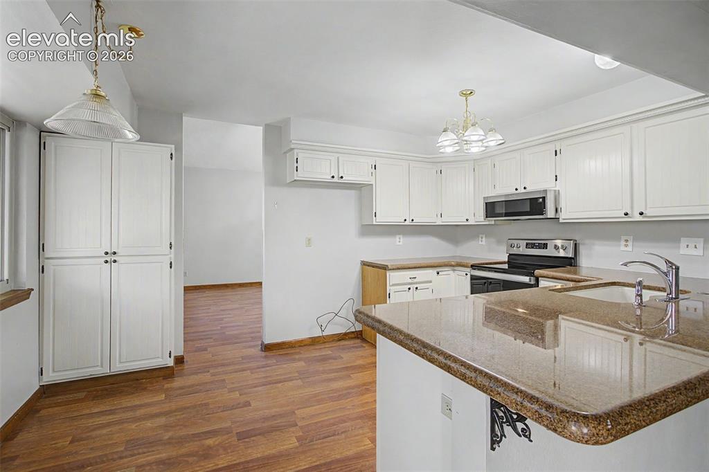 Image 10 of 38: Kitchen