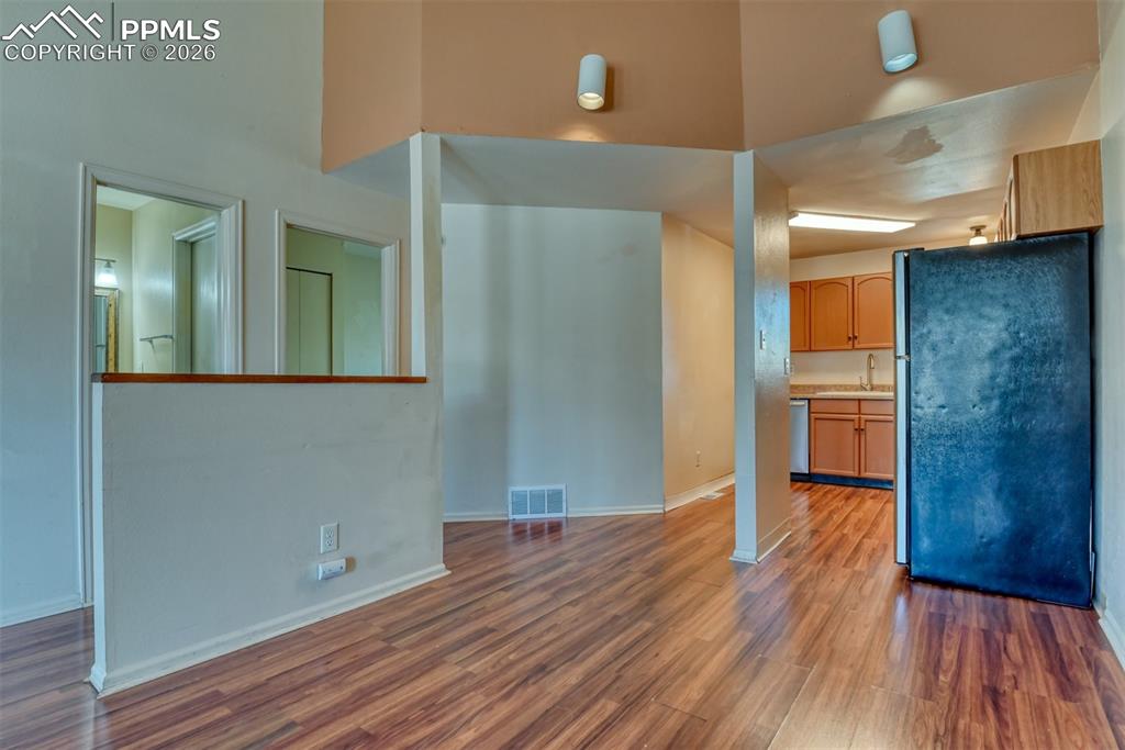 Image 10 of 32: Dining Area