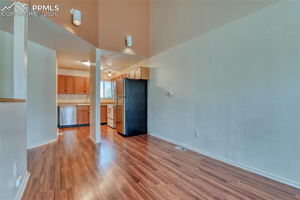 Image 11 of 32: Dining Area