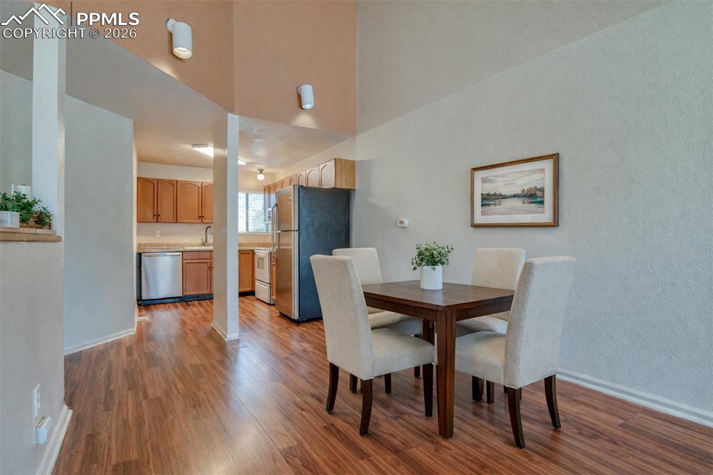 Image 12 of 32: Dining Area