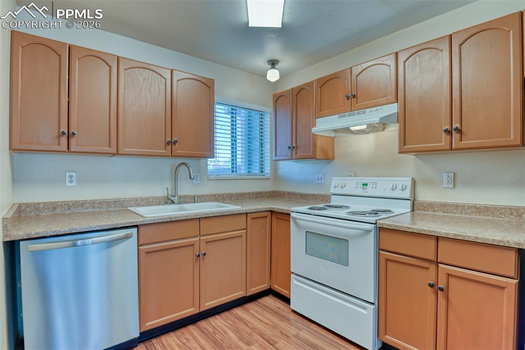 Image 13 of 32: Kitchen