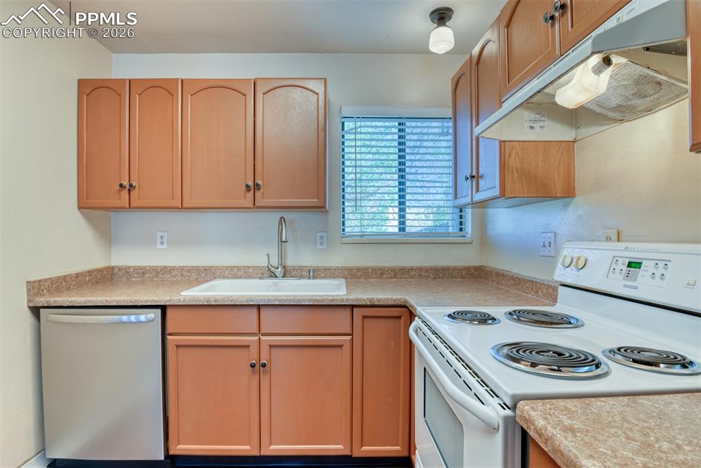 Image 14 of 32: Kitchen