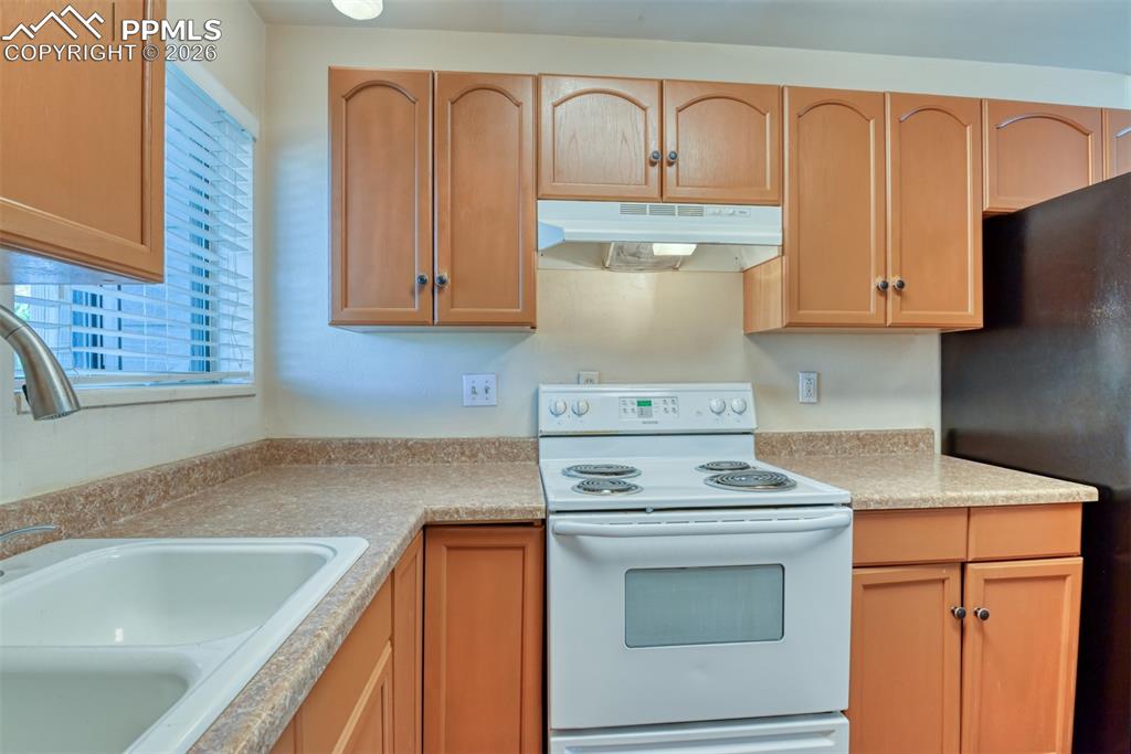 Image 15 of 32: Kitchen