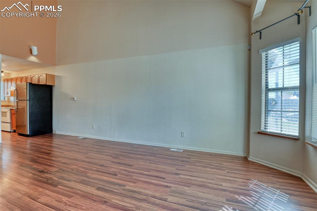 Image 4 of 32: Living Room