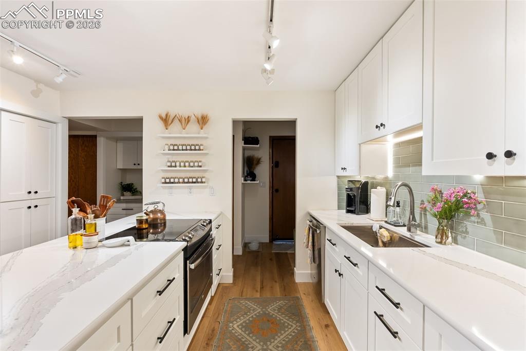 Image 14 of 39: Kitchen