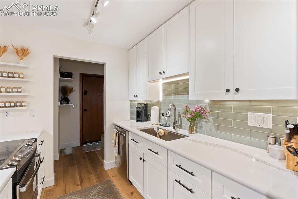 Image 17 of 39: Kitchen