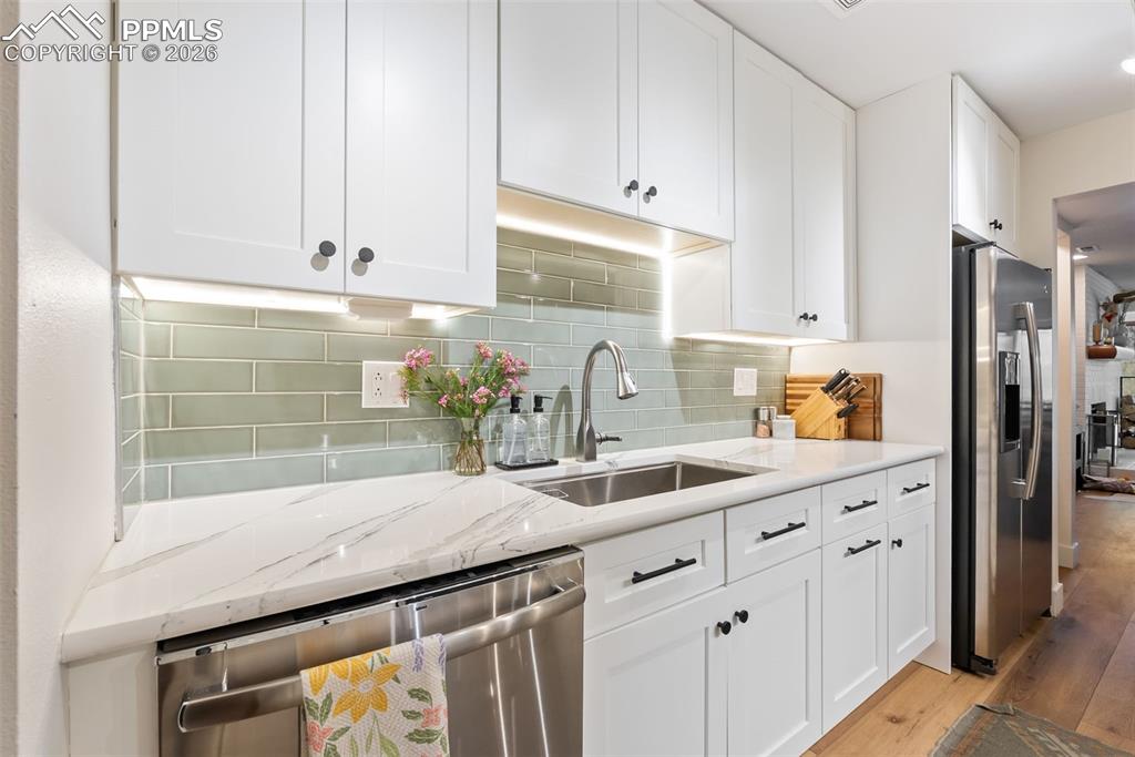 Image 2 of 39: Kitchen