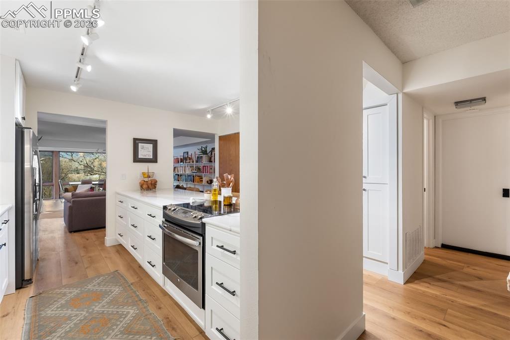 Image 20 of 39: Kitchen