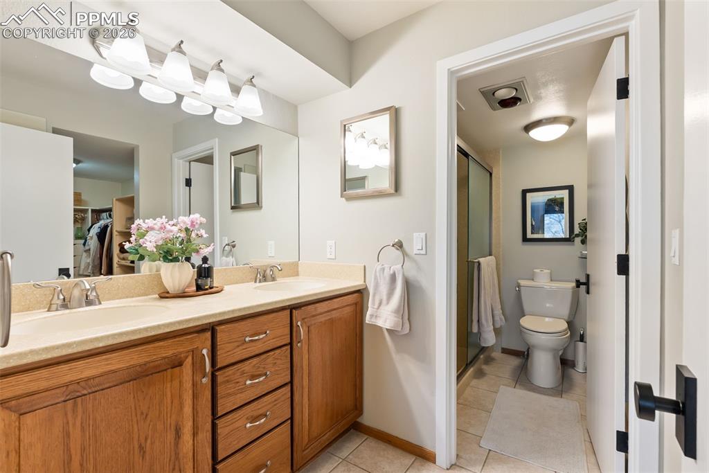 Image 25 of 39: Bathroom