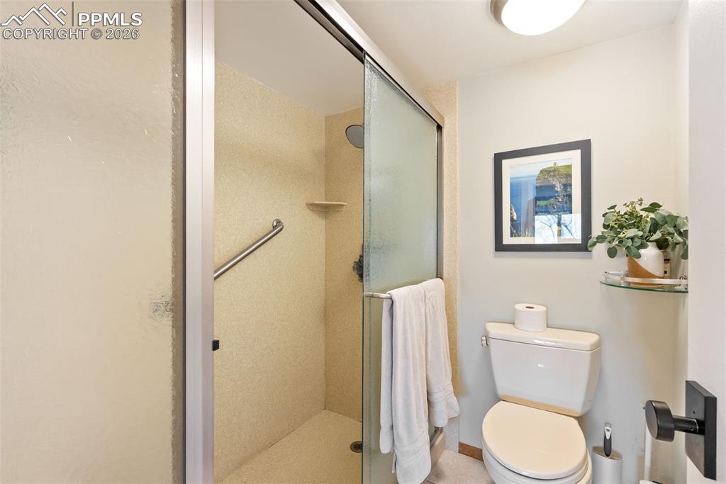 Image 26 of 39: Bathroom