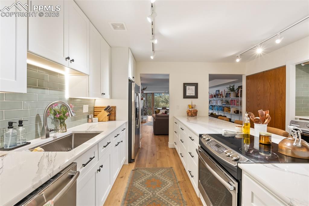 Image 3 of 39: Kitchen