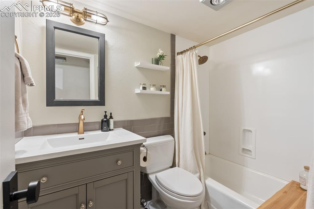 Image 31 of 39: Bathroom