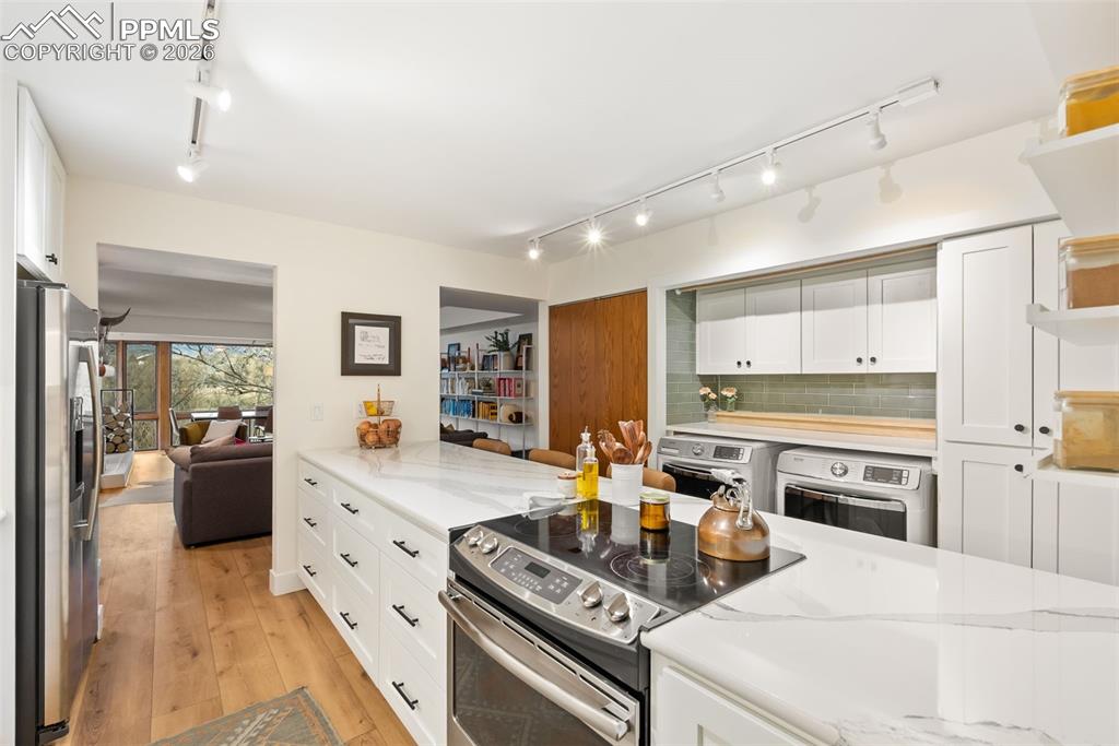 Image 4 of 39: Kitchen