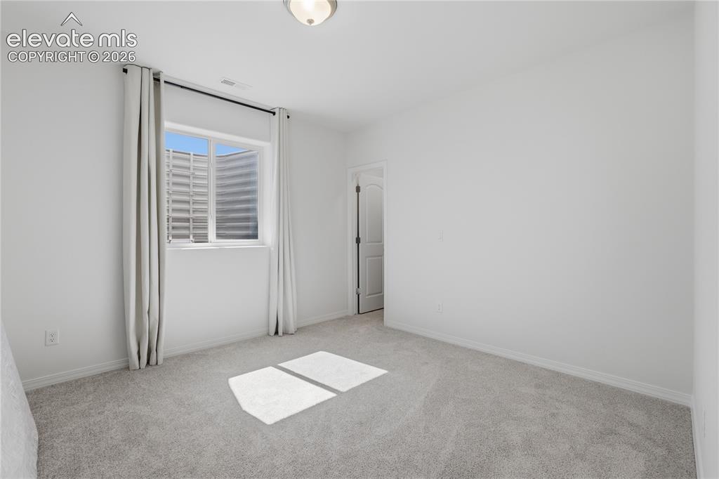 Image 17 of 23: Bedroom
