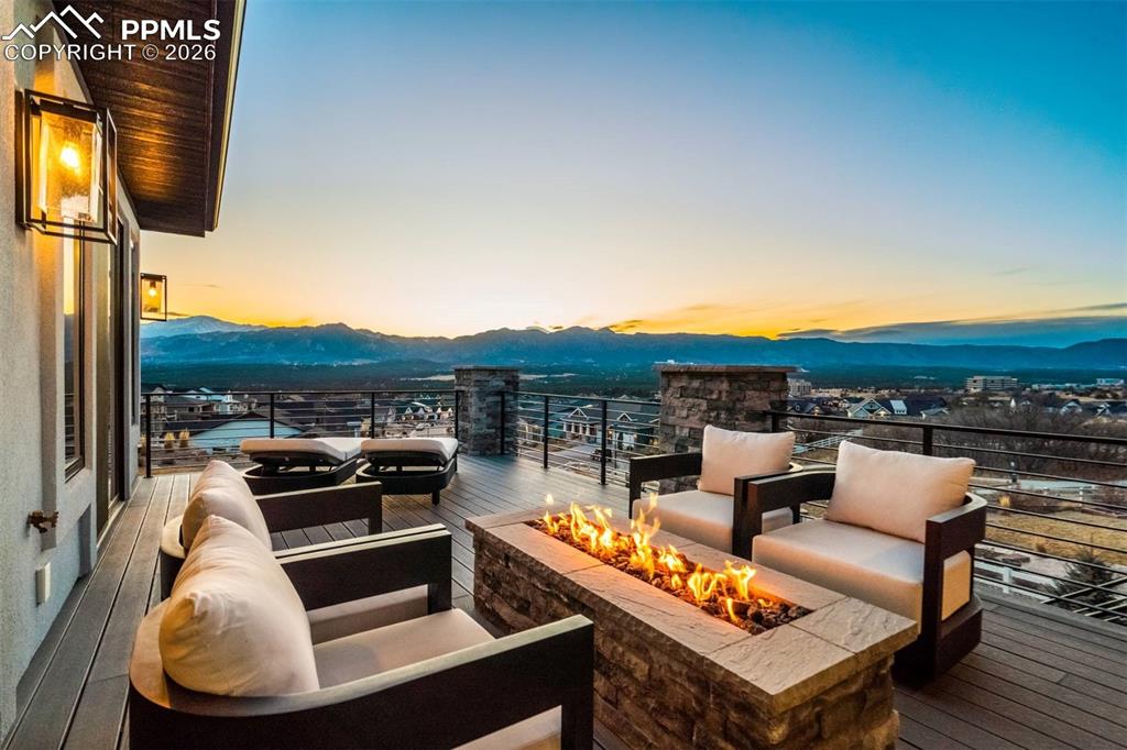 Image 14 of 50: Deck