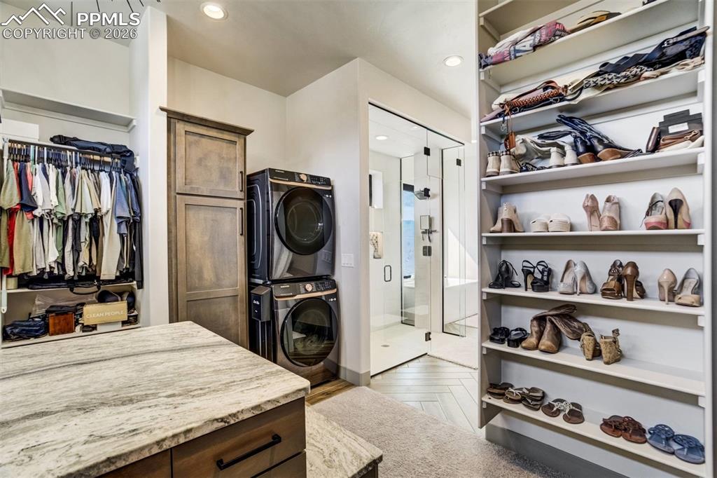 Image 21 of 50: Laundry