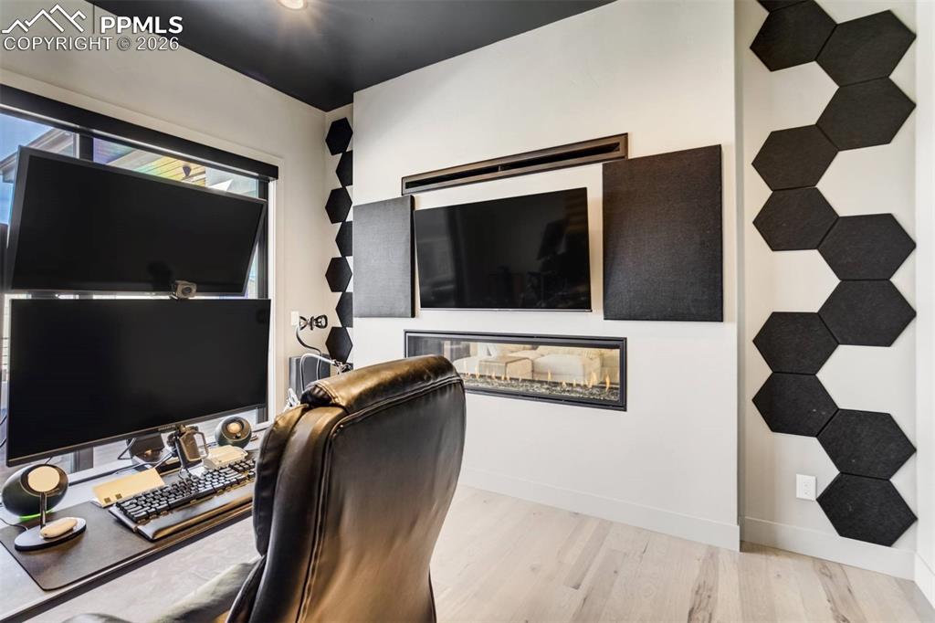 Image 24 of 50: Office