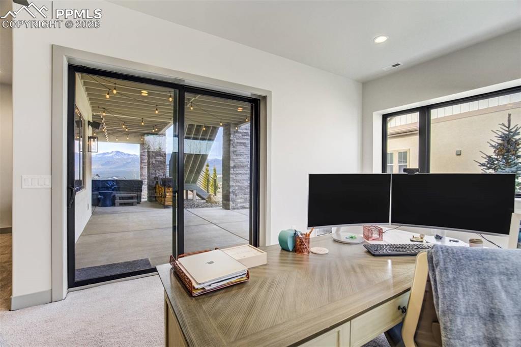 Image 32 of 50: Office