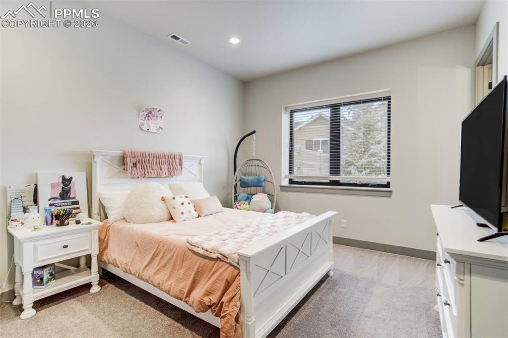 Image 33 of 50: Bedroom