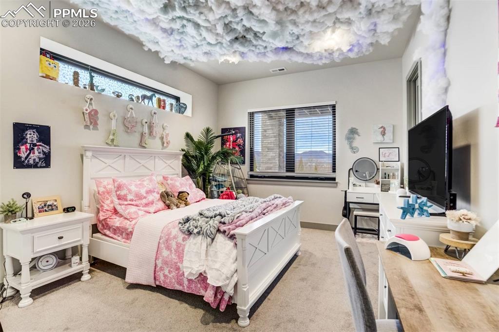 Image 35 of 50: Bedroom